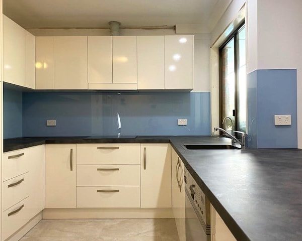 Coloured glass splashbacks in blue