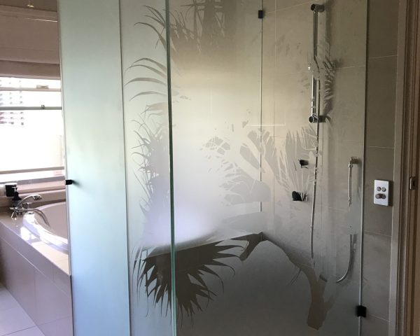 Frameless Corner Showerscreen With Palm Tree Sandblasted Design