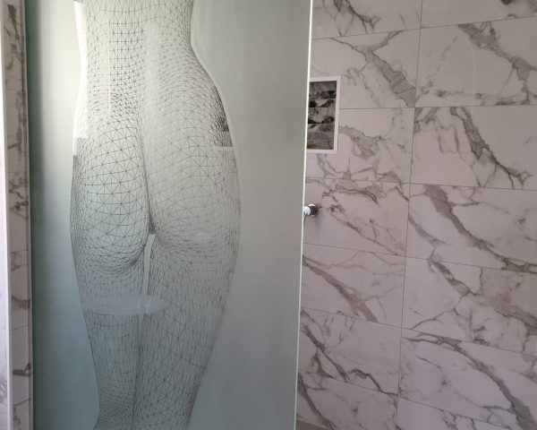 Frameless Single Panel Showerscreen With Radius Cut And Sandblasted Design (woman's Body)