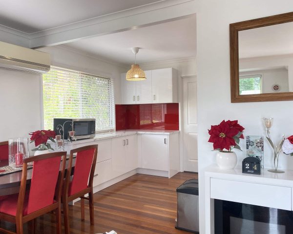 Coloured glass Splashbacks in colour Waratah