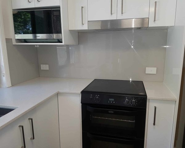 Coloured glass splashbacks in White Ash